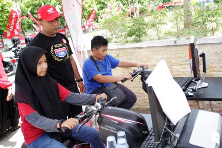 Pelajar saat mengikuti games Honda Safety Ridding Honda DBL Aceh Series 2016 Di GOR Unsyiah, Darussalam, Banda Aceh